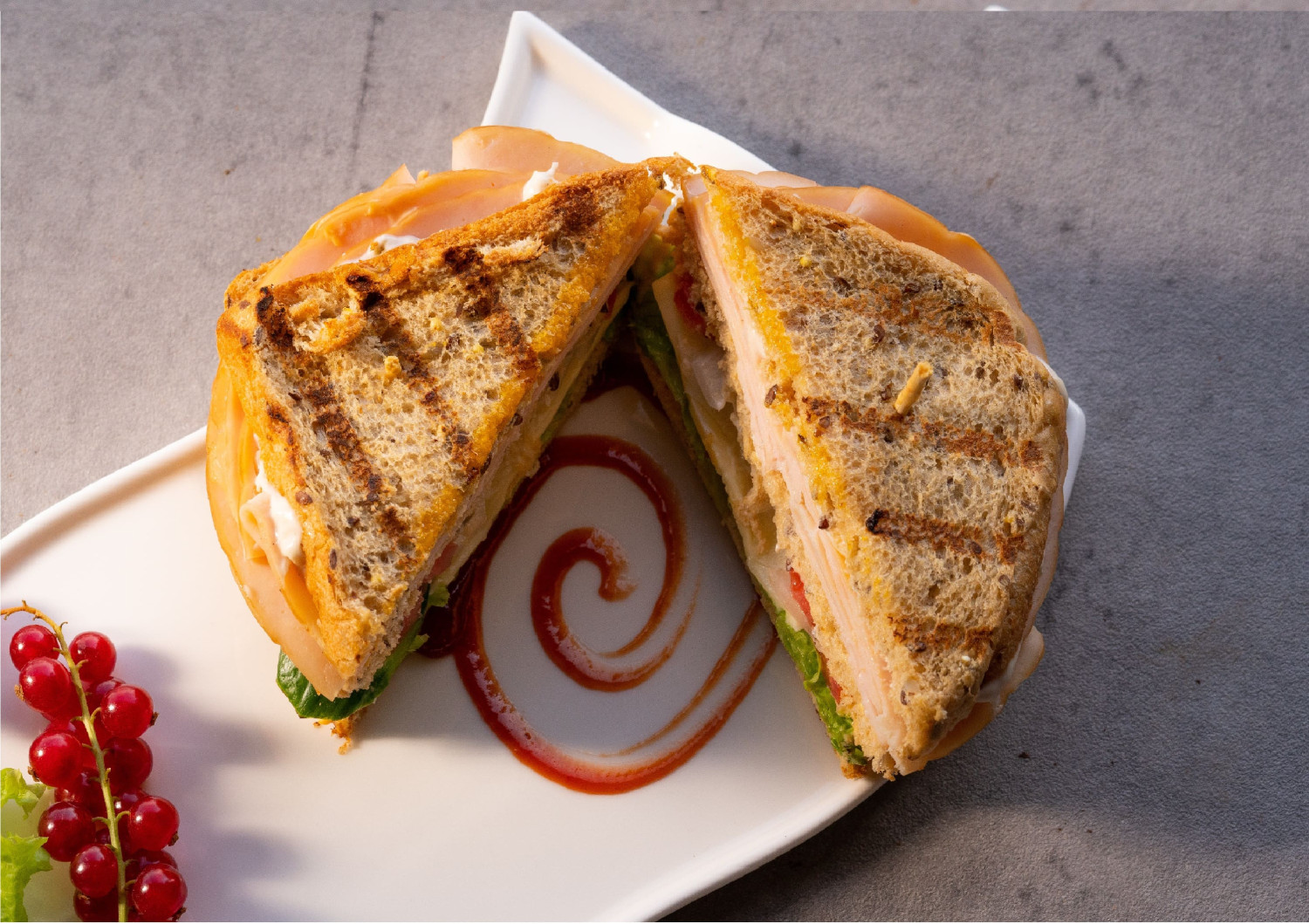 White Turkey Sandwich (CALORIES: 390 PROTEINS: 22 G FATS: 9.8 G)