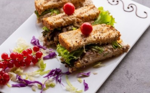 Tuna Sandwich (CALORIES: 365 PROTEINS: 22.1 G FATS: 13 G)