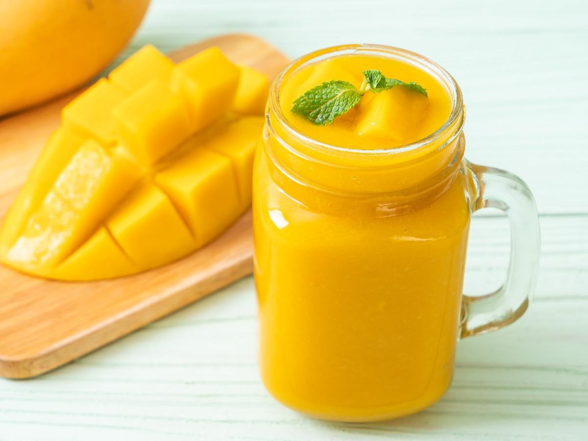 Mango Smoothie (CALORIES: 445 PROTEINS: 53.1 G FATS: 2.9 G)