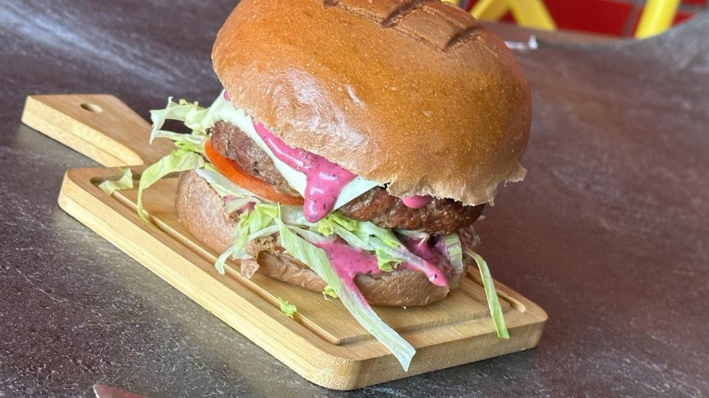 Purple Beef Burger (CALORIES: 480 PROTEINS: 32 G FATS: 22 G)