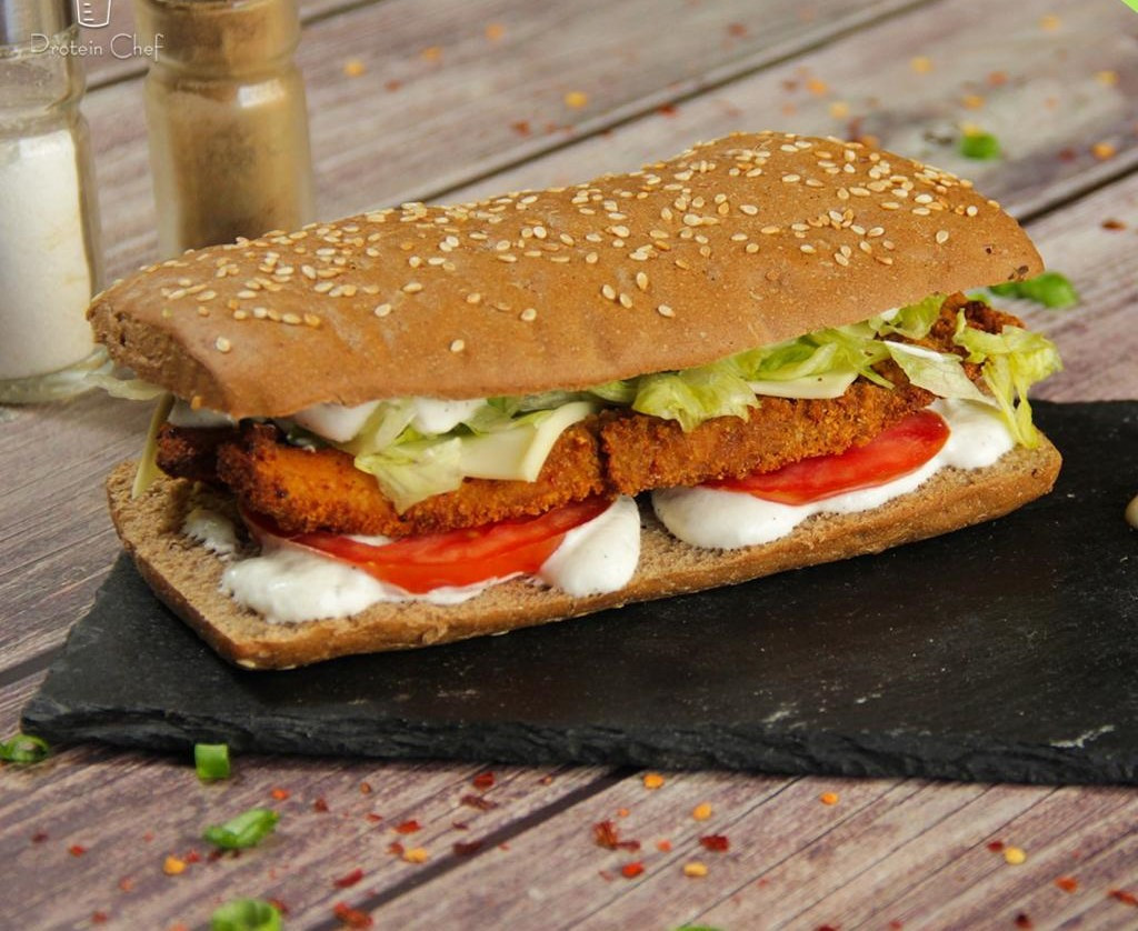 Lulu Burger (CALORIES: 415 PROTEINS: 32 G FATS: 23 G)