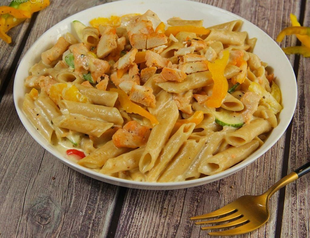 White Sauce Chicken Pasta (CALORIES: 390  PROTEINS: 52 Grams FATS: 6.15 Grams)