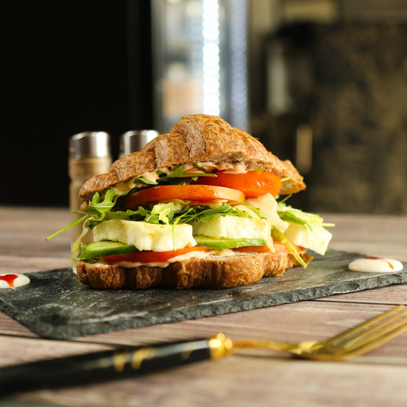 Halloumi Sandwich (CALORIES: 480 PROTEINS: 38 G FATS: 22.1 G)